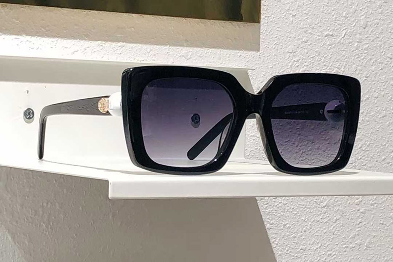 GV40071F Sunglasses Black Gradient Gray